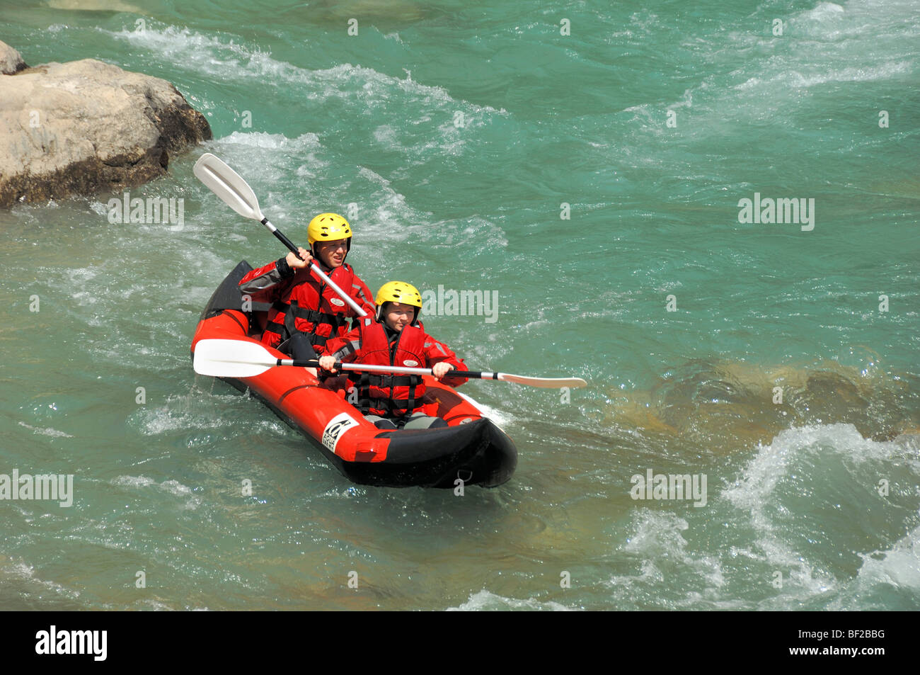 Rafting en eau vive ou radeau négociant des rapides dans les Gorges du Verdon ou les Gorges du Verdon RiverAlpes-de-haute-Provence France Banque D'Images
