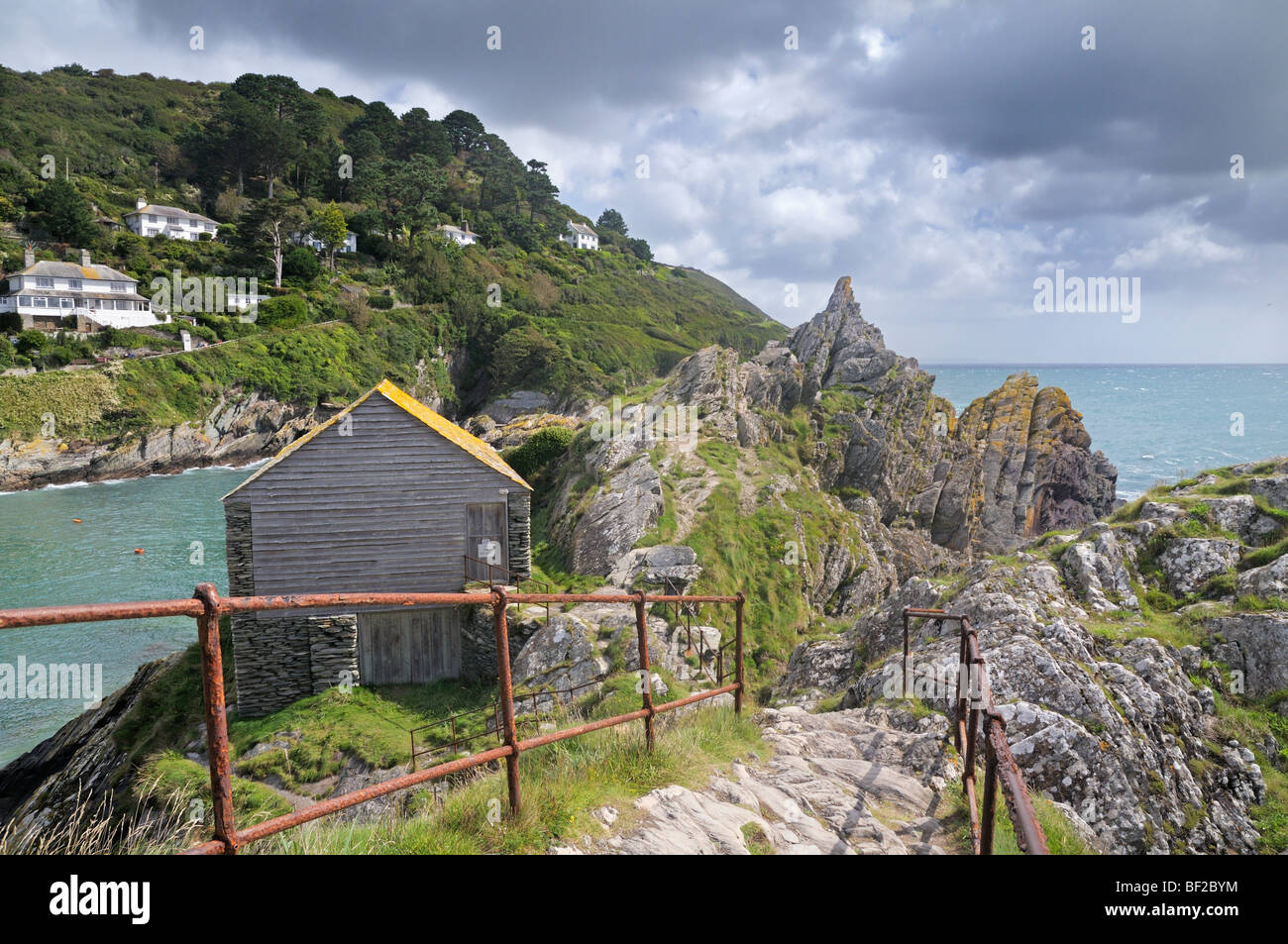 Surplombant la mer depuis Peak Rock avec une friche Net Loft au premier plan, Polperro, Cornwall, UK Banque D'Images