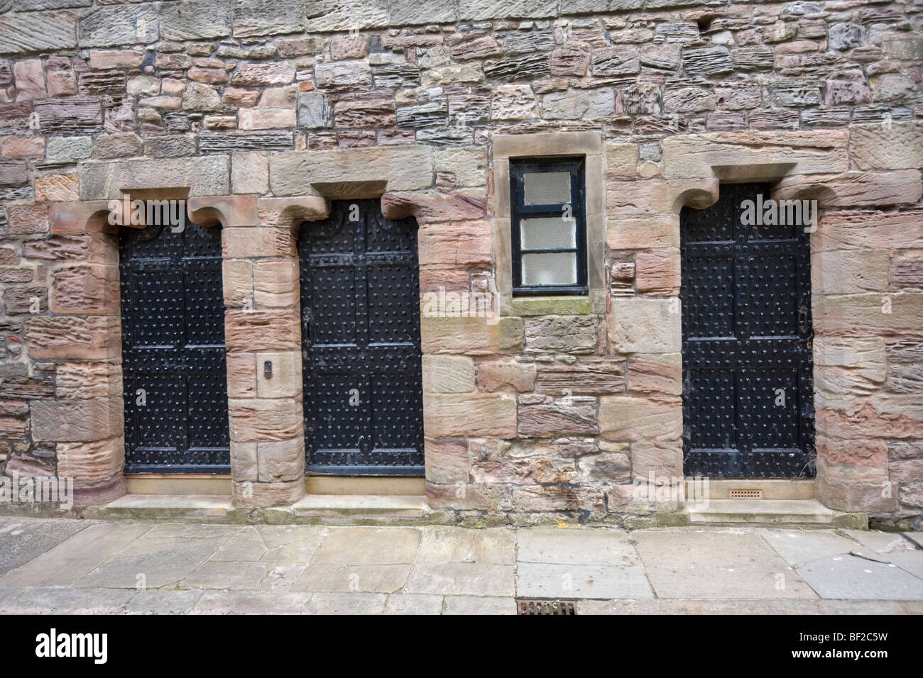 Les portes en bois clouté au château de Bamburgh Banque D'Images