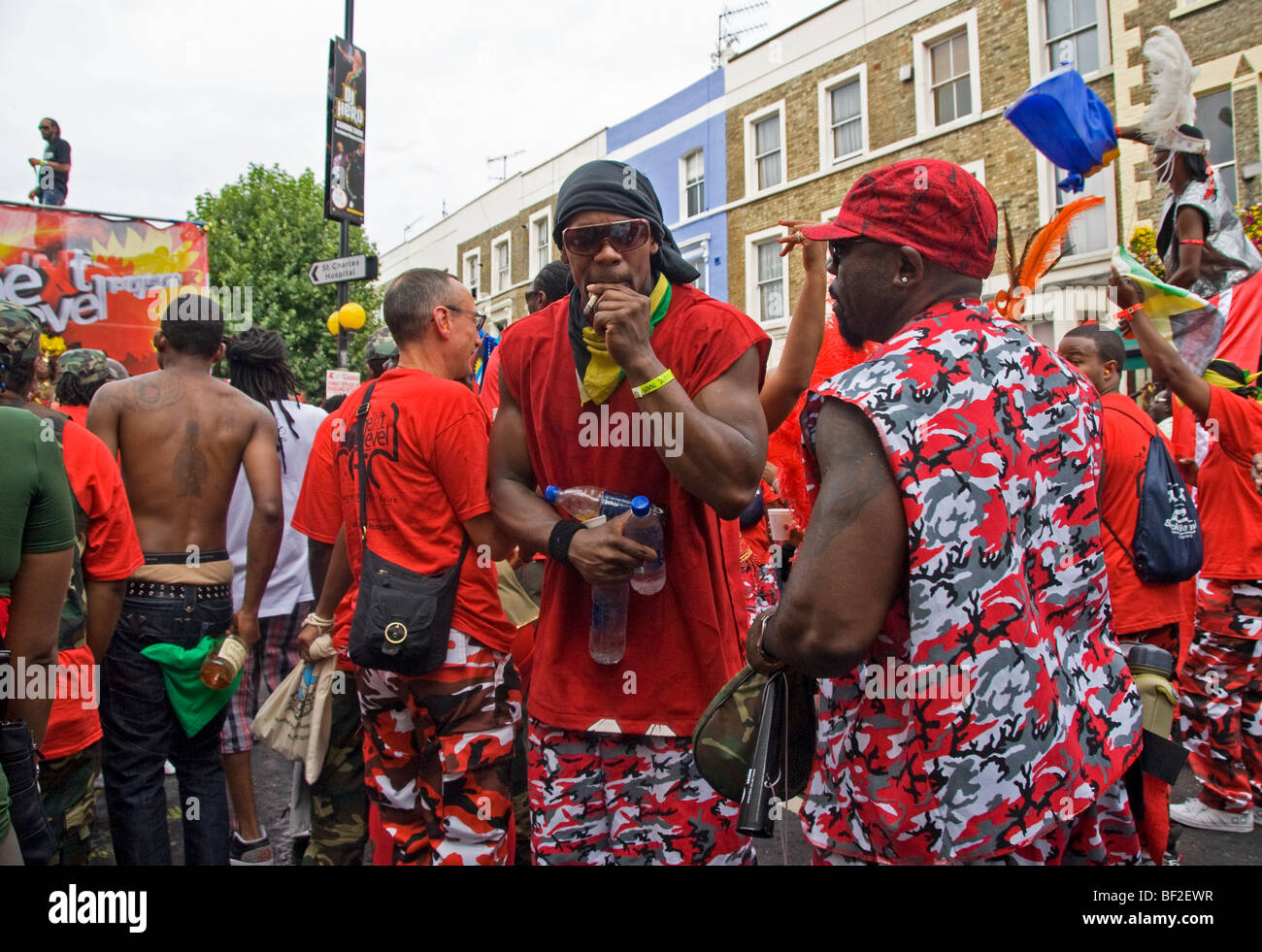 Les artistes interprètes ou exécutants à Notting Hill Carnival le partage d'un spliff de Canabis Banque D'Images