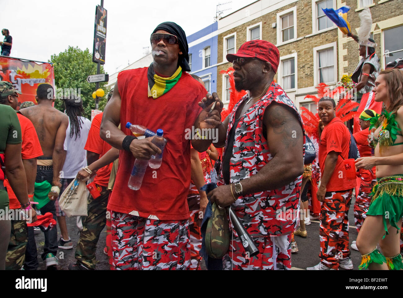 Les artistes interprètes ou exécutants à Notting Hill Carnival le partage d'un spliff de Canabis Banque D'Images