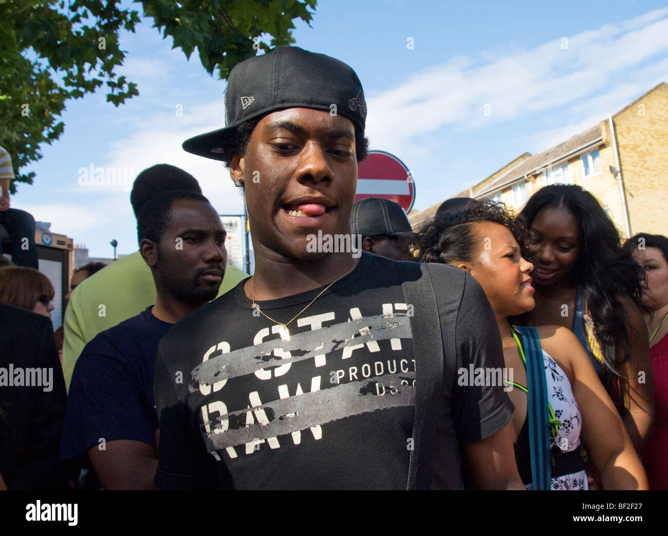 Célébrer dans ruelles au cours de Notting Hill carnaval annuel Banque D'Images