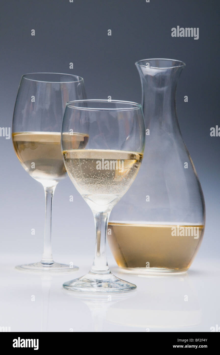 Close-up de deux verres de vin blanc avec une cruche Banque D'Images