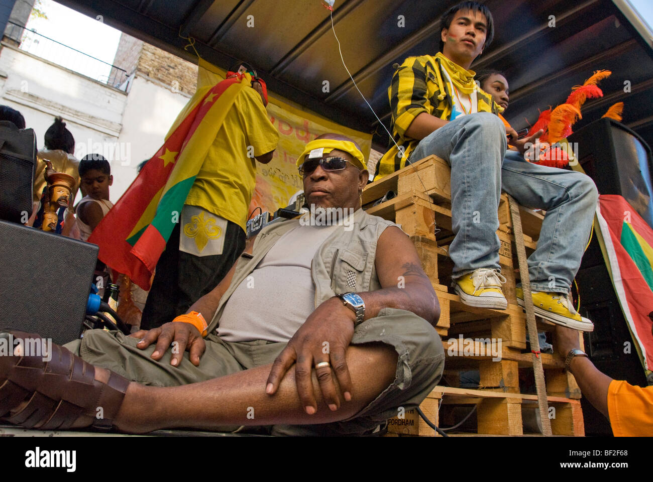 L'homme épuisé assis et reposant sur Notting Hill Carnival float Banque D'Images