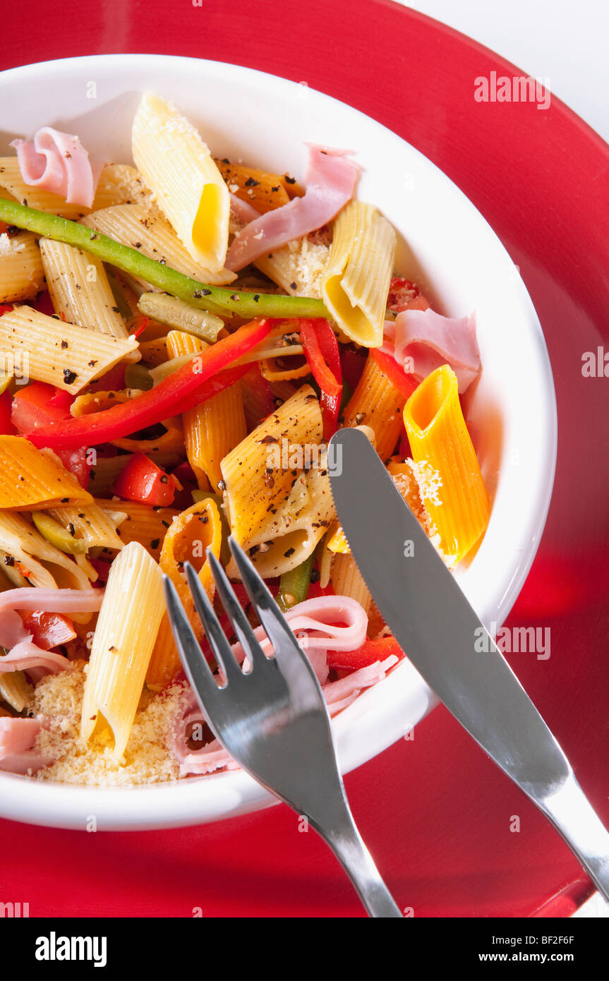 Portrait d'un bol de pâtes penne et salade de jambon Banque D'Images