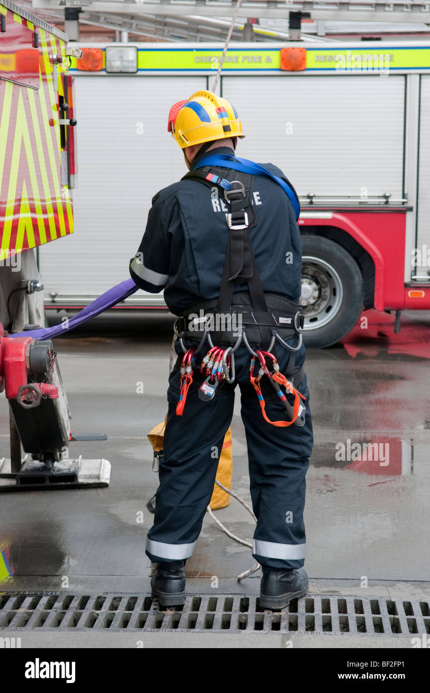 Service Incendie Technicien spécial de sauvetage avec corde de vitesse d'accès Banque D'Images