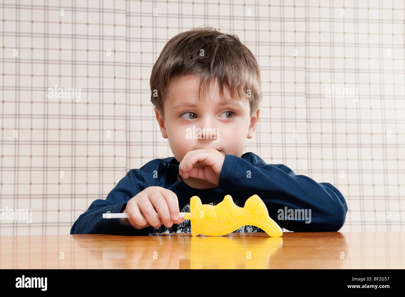 Close-up of a Boy holding a candy Banque D'Images