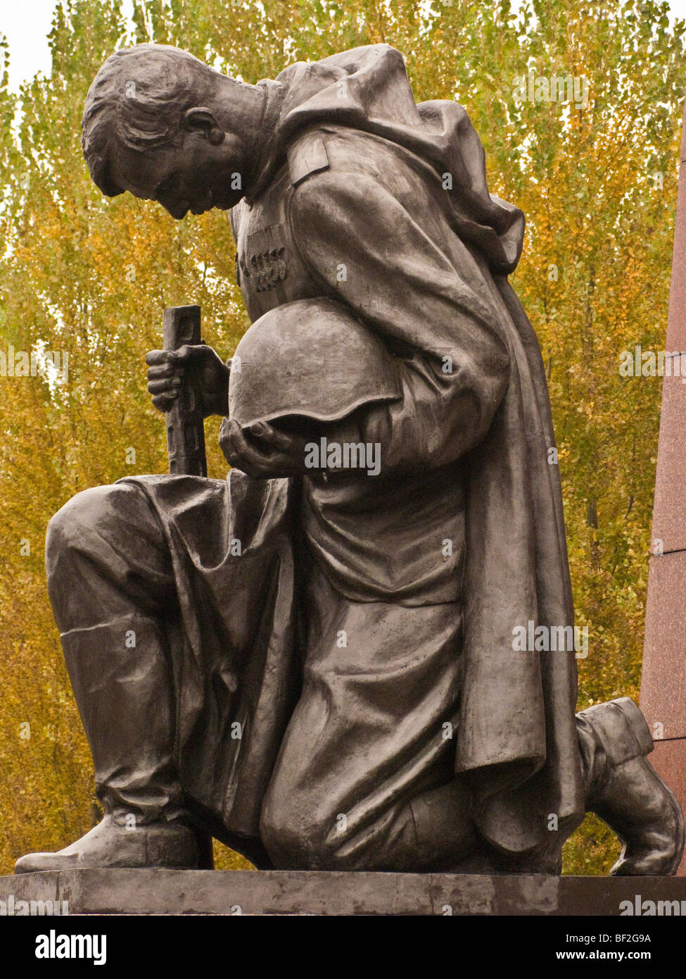 Le mémorial soviétique de Treptower Park pour les soldats de l'Union soviétique qui est tombé dans la bataille de Berlin en 1945. Banque D'Images