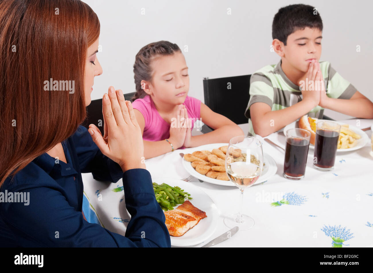 Prier en famille avant le déjeuner Banque D'Images