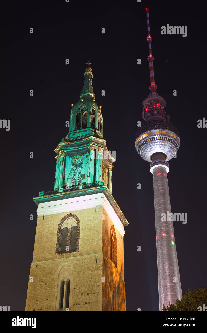 La tour de télévision Fernsehturm et l'église Marienkirche à Berlin Marien Banque D'Images