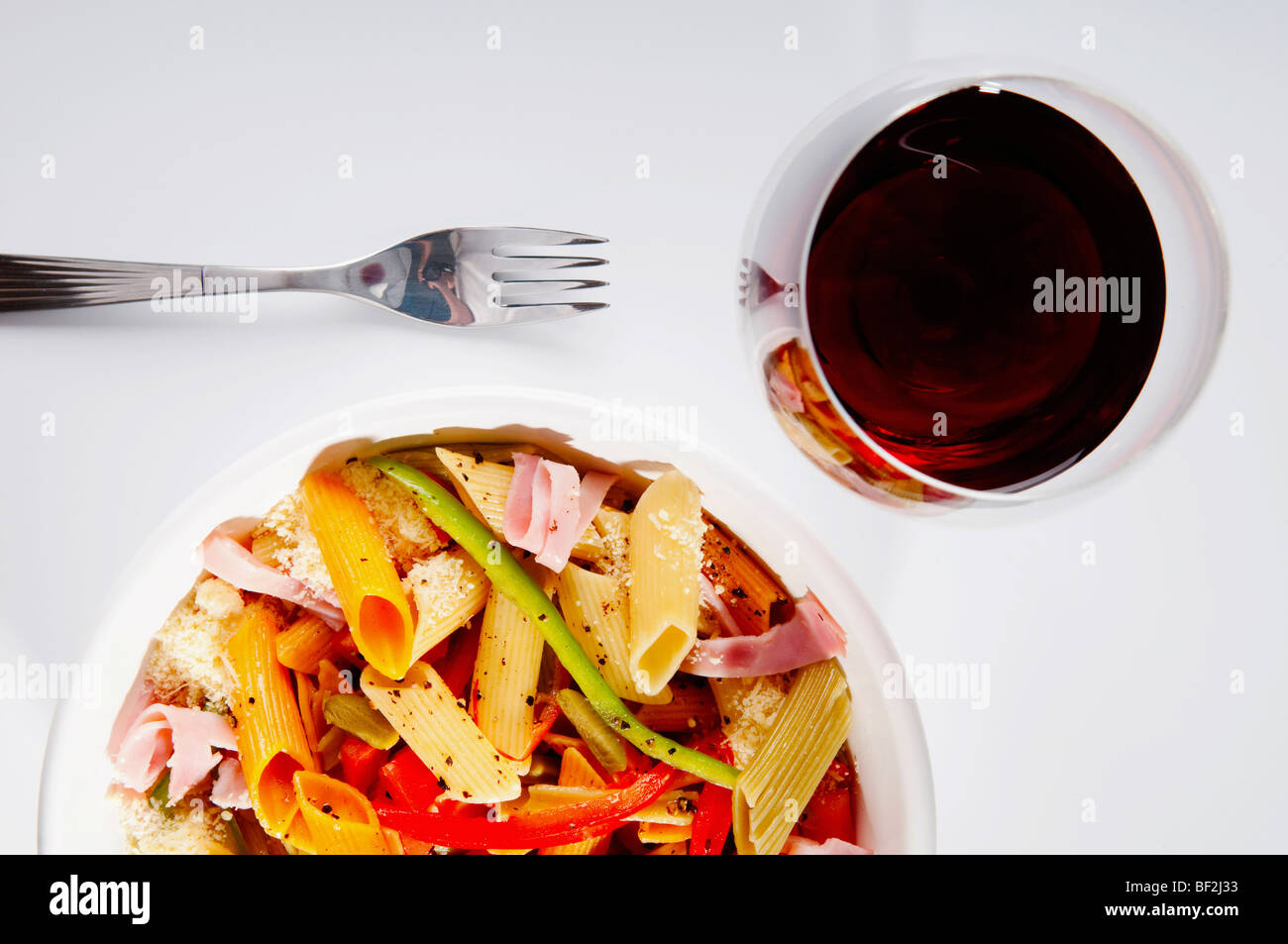 Portrait d'un bol de pâtes penne et salade de jambon Banque D'Images