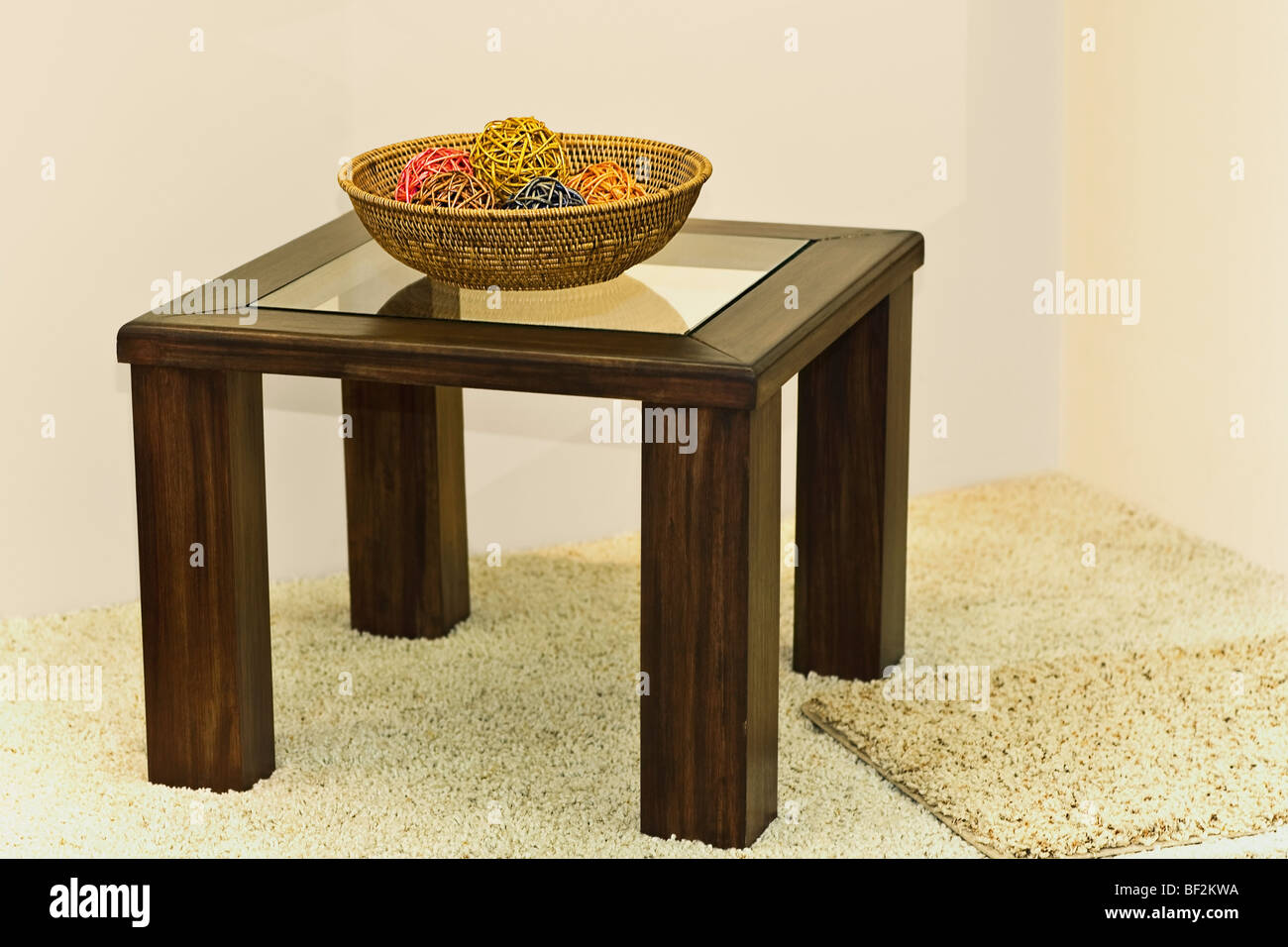 Boules décoratives dans un panier en osier sur une table Banque D'Images