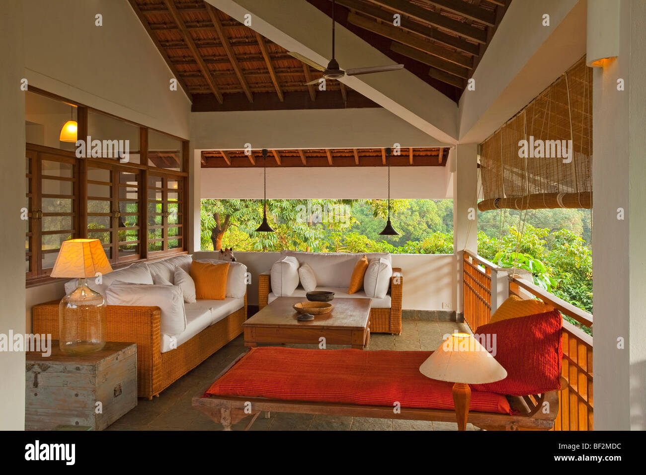 L'aire de séjour extérieure dans une villa moderne tropicale de luxe Banque D'Images