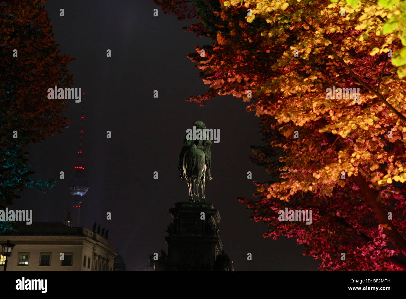 Unter den Linden avenue avec Frédéric le Grand monument, tour de télévision à la place Alexanderplatz, Fête des Lumières 2009, Banque D'Images