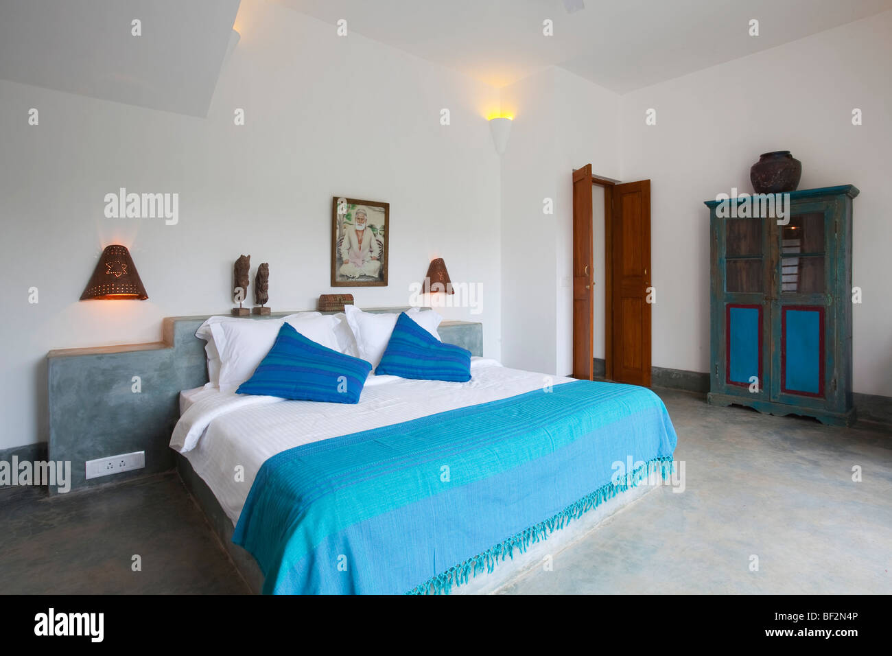 La chambre à coucher d'une villa moderne tropicale de luxe Banque D'Images