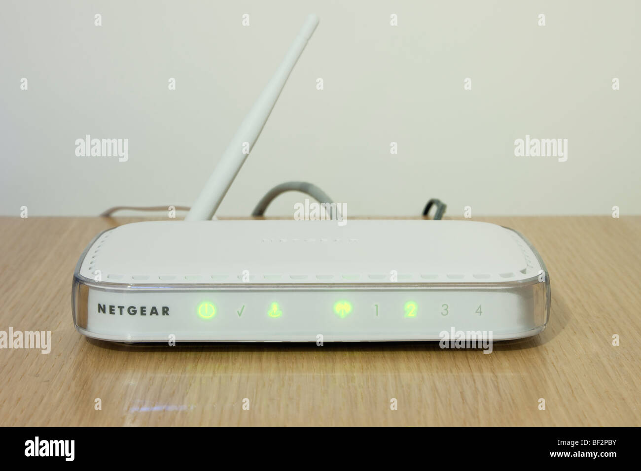 Modem sans fil Netgear routeur large bande en marche pour aller en ligne. Angleterre Royaume-uni Grande-Bretagne Banque D'Images Modem sans fil Netgear routeur large bande en marche pour aller en ligne. Angleterre Royaume-uni Grande-Bretagne Banque D'Images