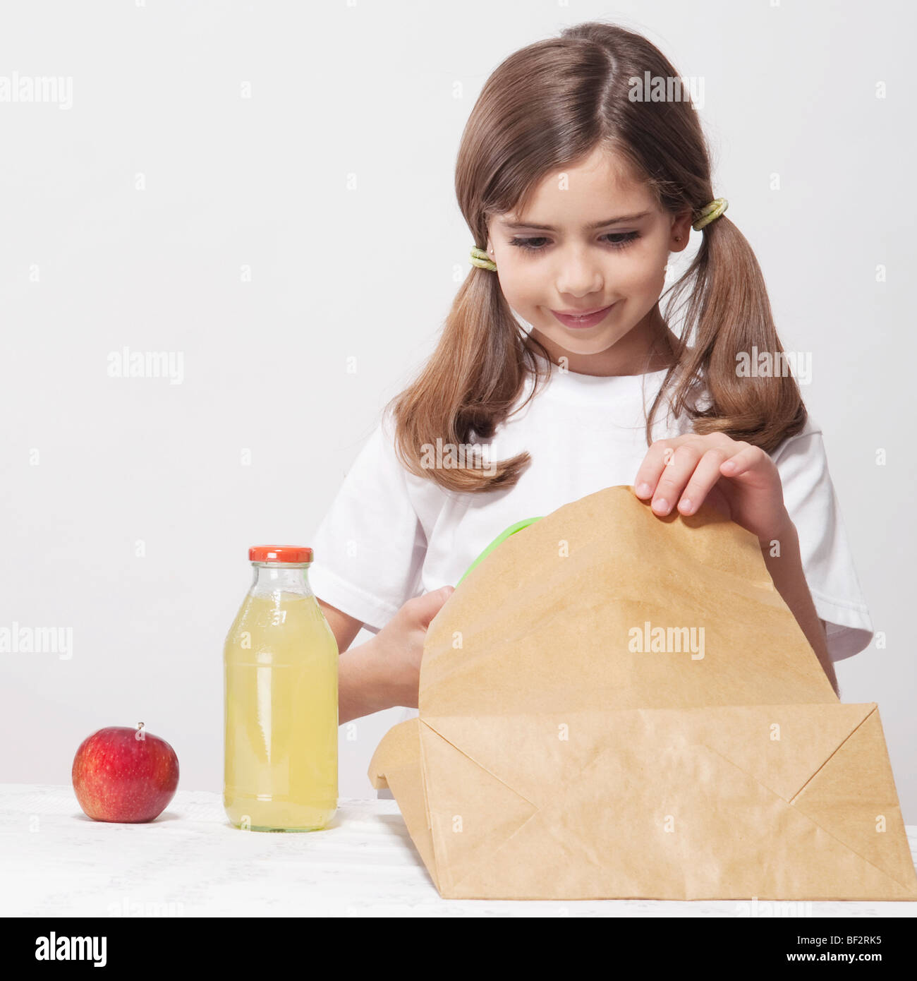 Déjeuner à l'école d'emballage de fille Banque D'Images