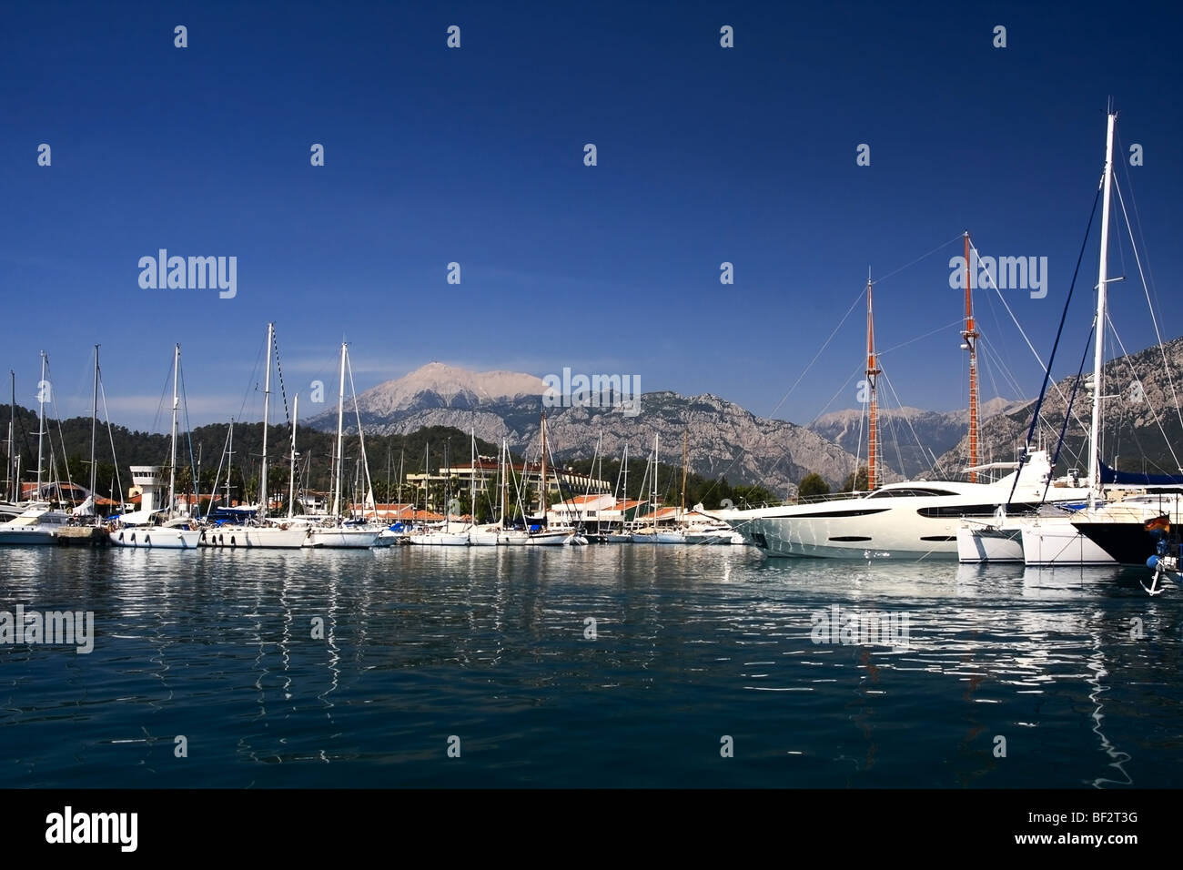 Les navires dans le port blanc sur un arrière-plan montagnes dans un soleil matin d'été. Banque D'Images