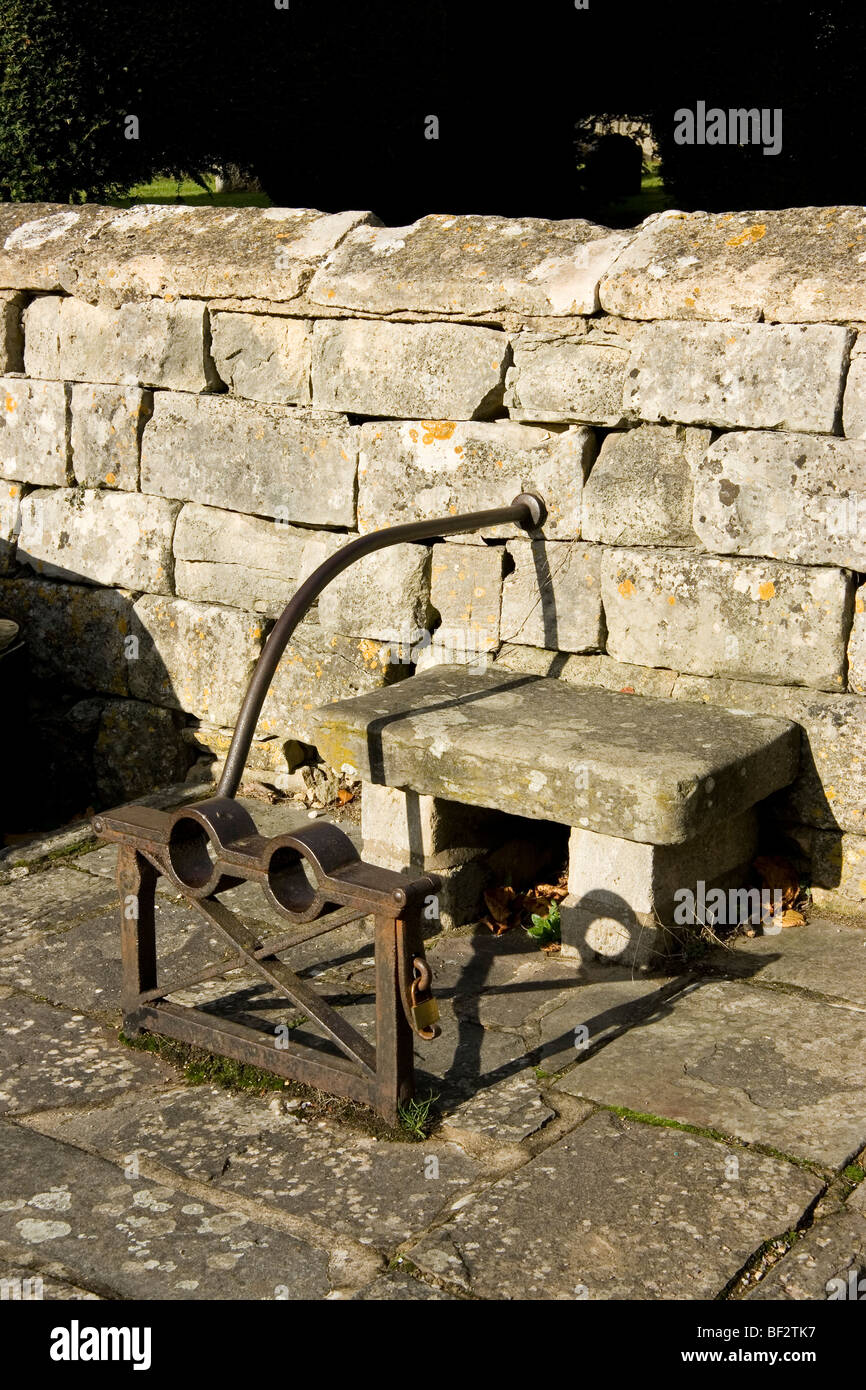 Les stocks de fer dans le village de Cotswold Painswick, Gloucestershire Banque D'Images