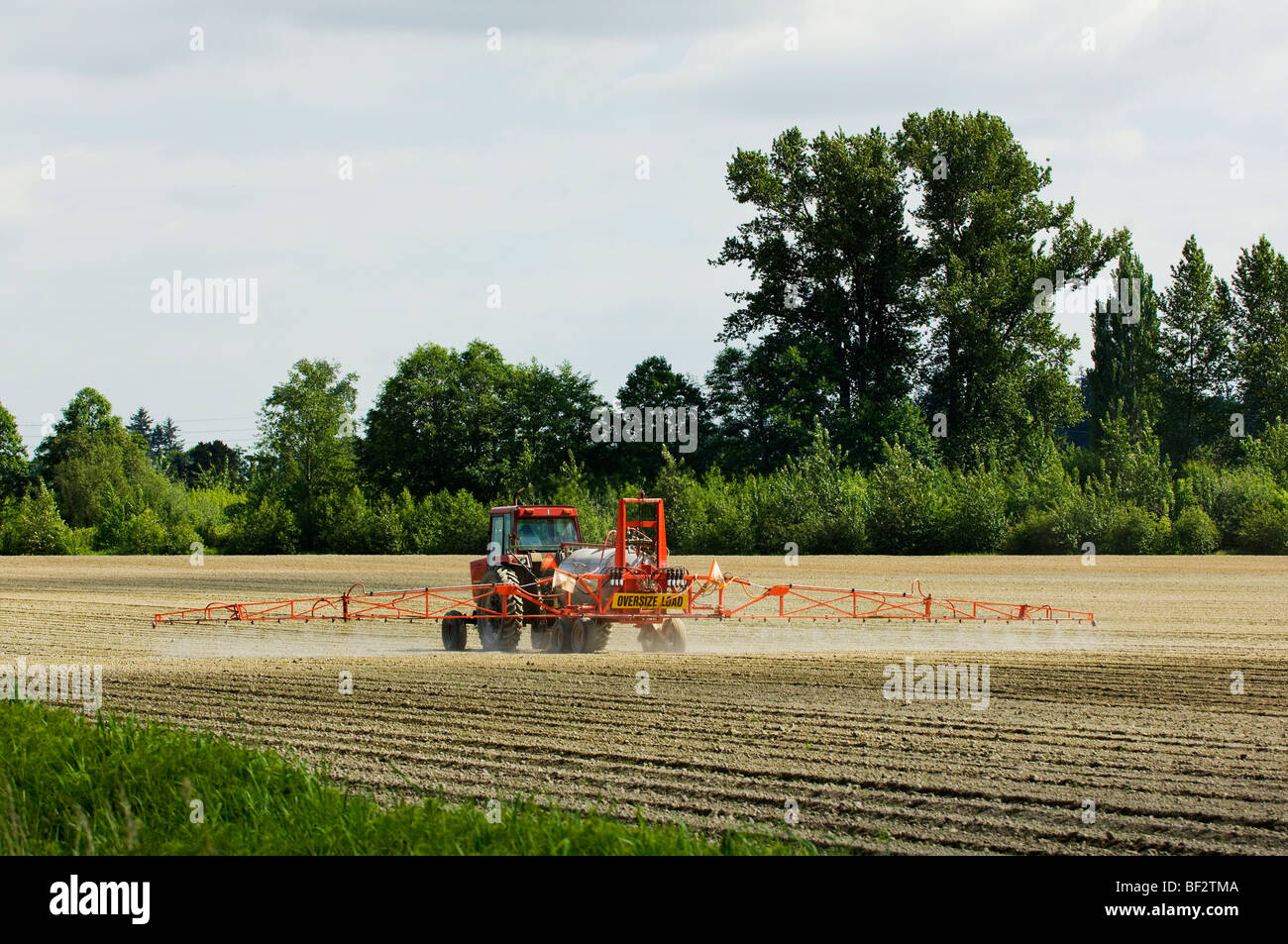 L'application terrestre de l'herbicide sur un pré-germé fraîchement plantés domaine de pois frais / près de Burlington, Vermont, USA. Banque D'Images