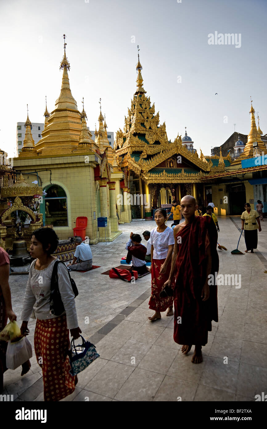 Monk et personnes à Sule Paya, Yangoon, Myanmar. Banque D'Images