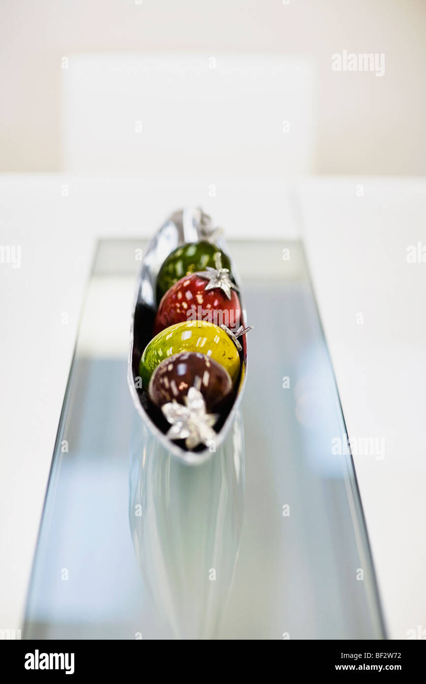 Dans un bol de fruits artificiels sur une table à manger Banque D'Images