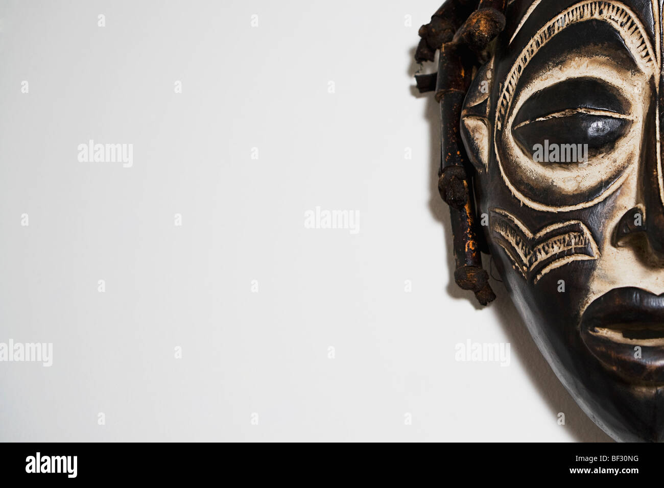 Close-up d'un masque fixé sur un mur Banque D'Images