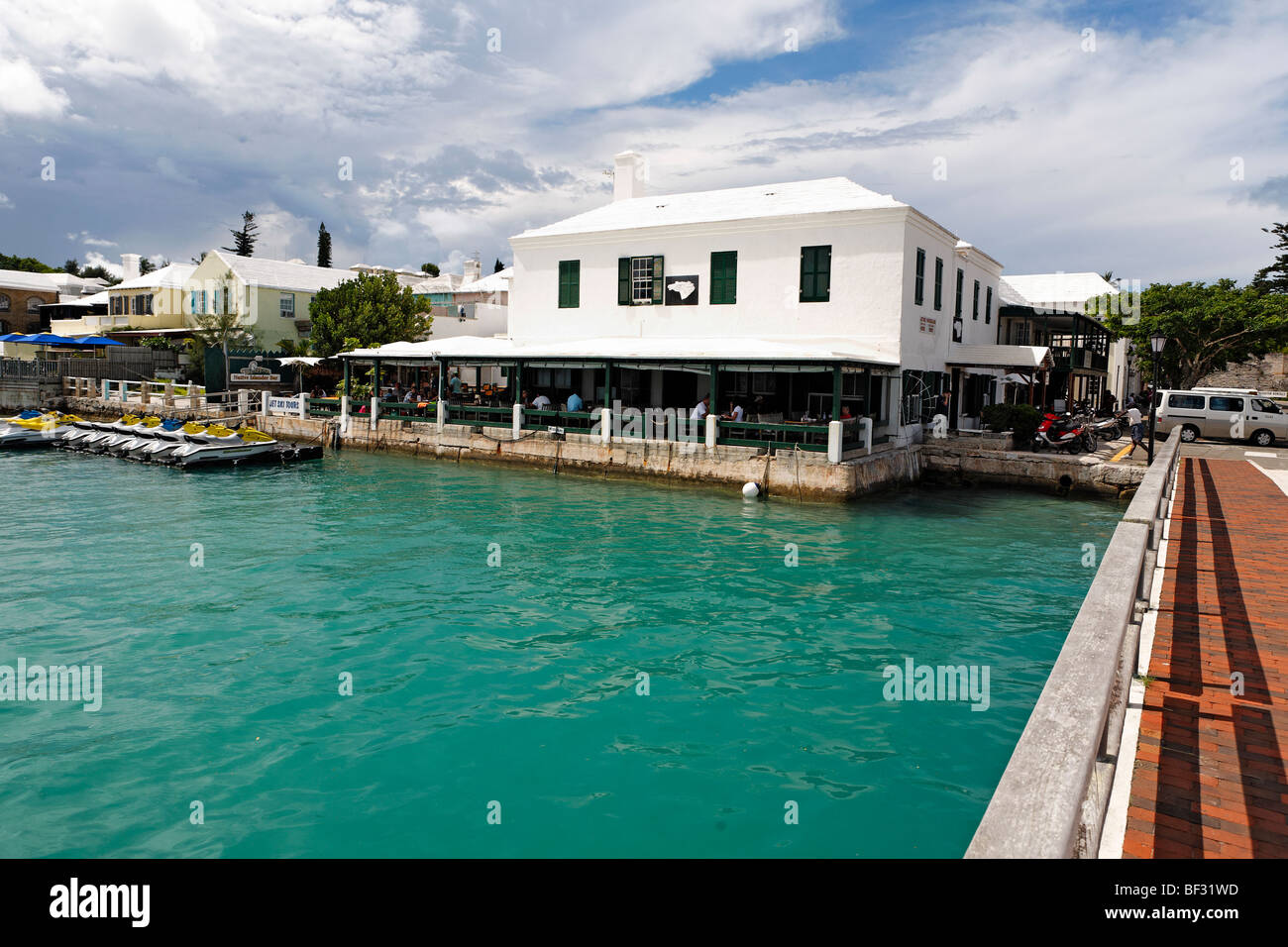 Bay Vue de côté du Cheval Blanc Restaurant et pub, St George, Bermudes Banque D'Images