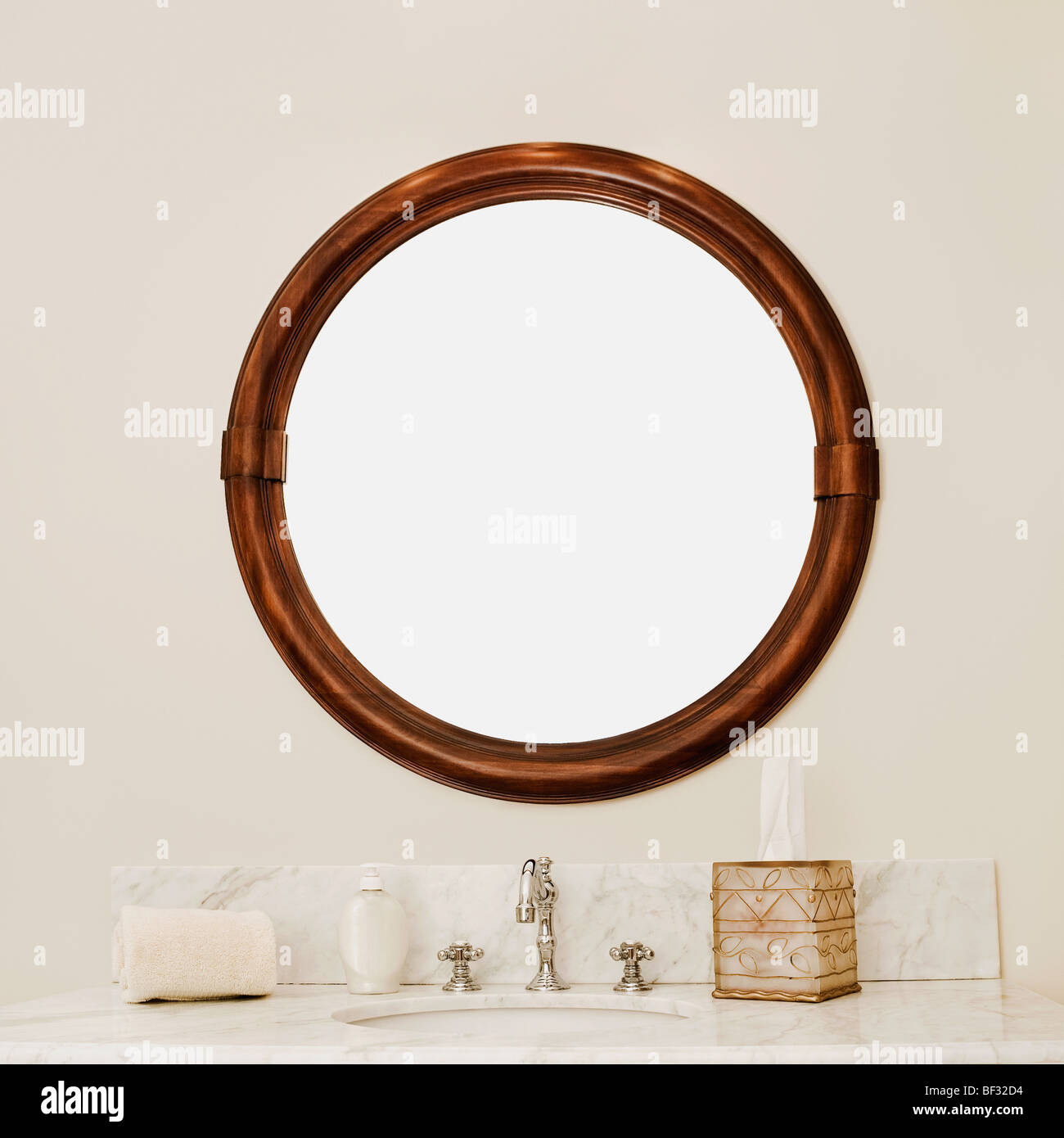Près d'un miroir de salle de bains Banque D'Images