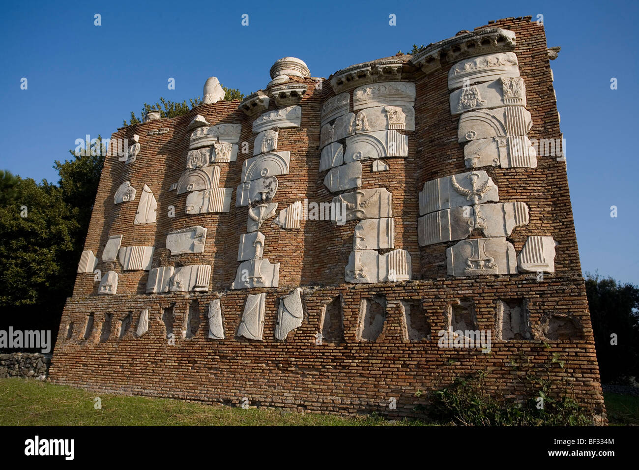 L'Italie, Via Appia, mausolée de la Consul Messalla (Casale Rotondo), Fragments de secours Banque D'Images