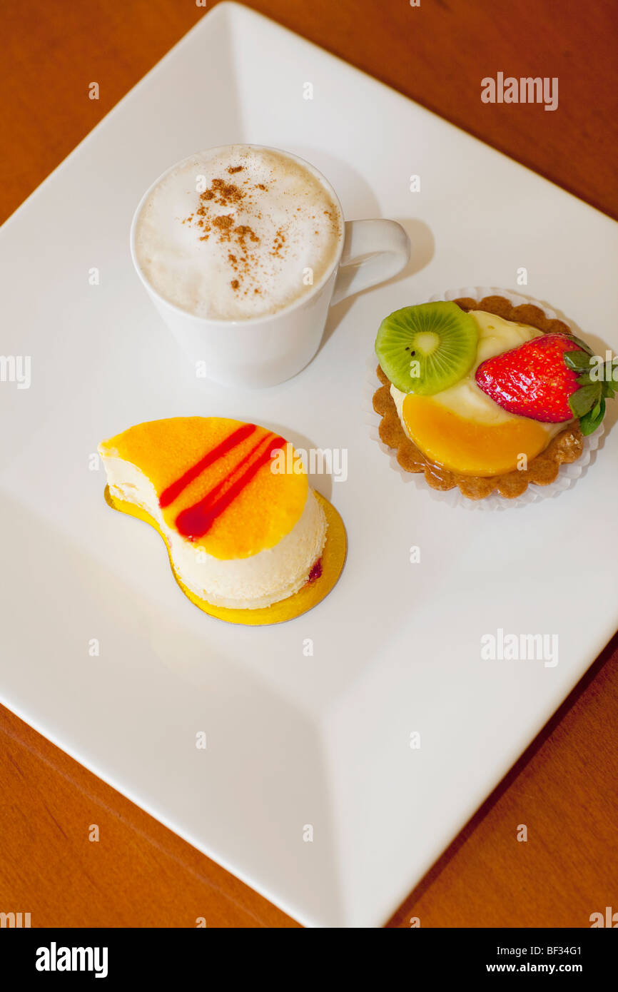 Assortiment de tartelettes avec une tasse de café Banque D'Images