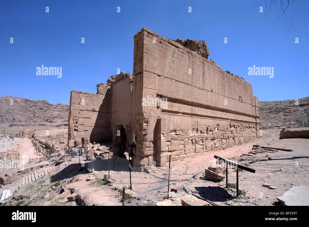 La Jordanie, Pétra, Temple d'Dushrat - Qasr al Bint Firaun, vue depuis le nord-est de l'UNESCO Banque D'Images