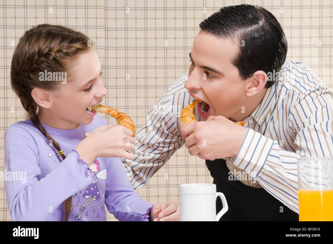 Close-up de l'homme et sa fille de manger des croissants Banque D'Images