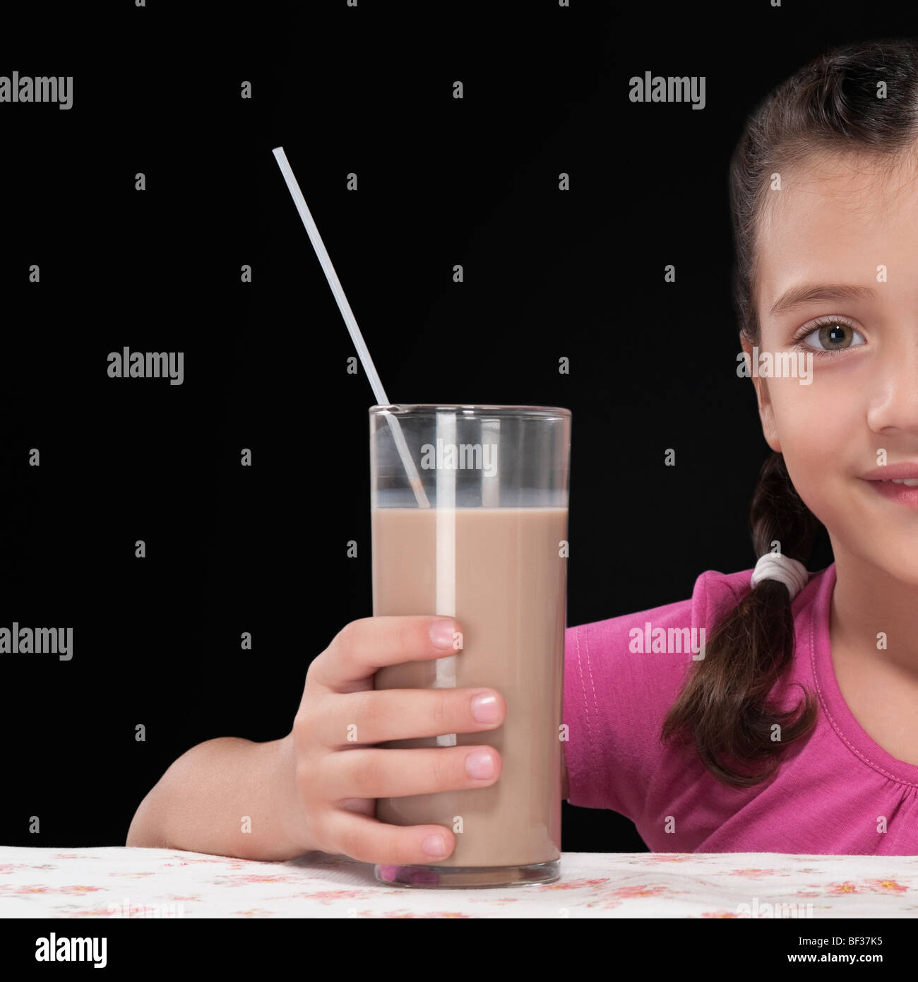 Close-up of a Girl holding a glass of milk-shake au chocolat Banque D'Images