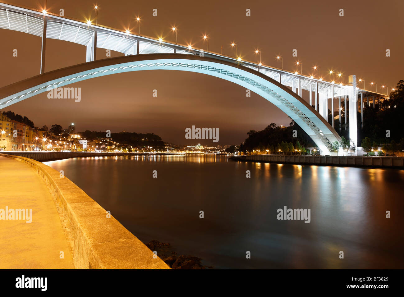 Ponte da Arrabida de nuit Banque D'Images