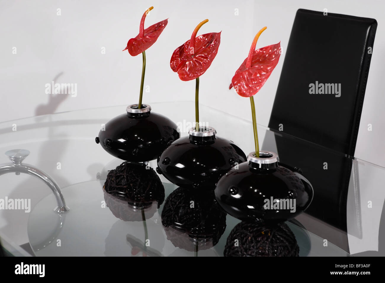 Trois vases sur une table à manger Banque D'Images