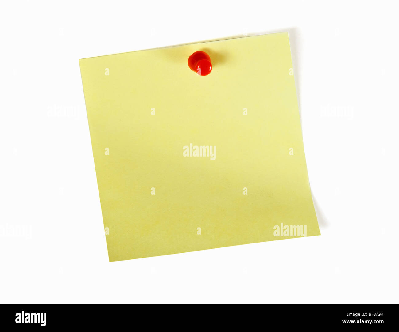 Note jaune avec broche rouge sur fond blanc Banque D'Images