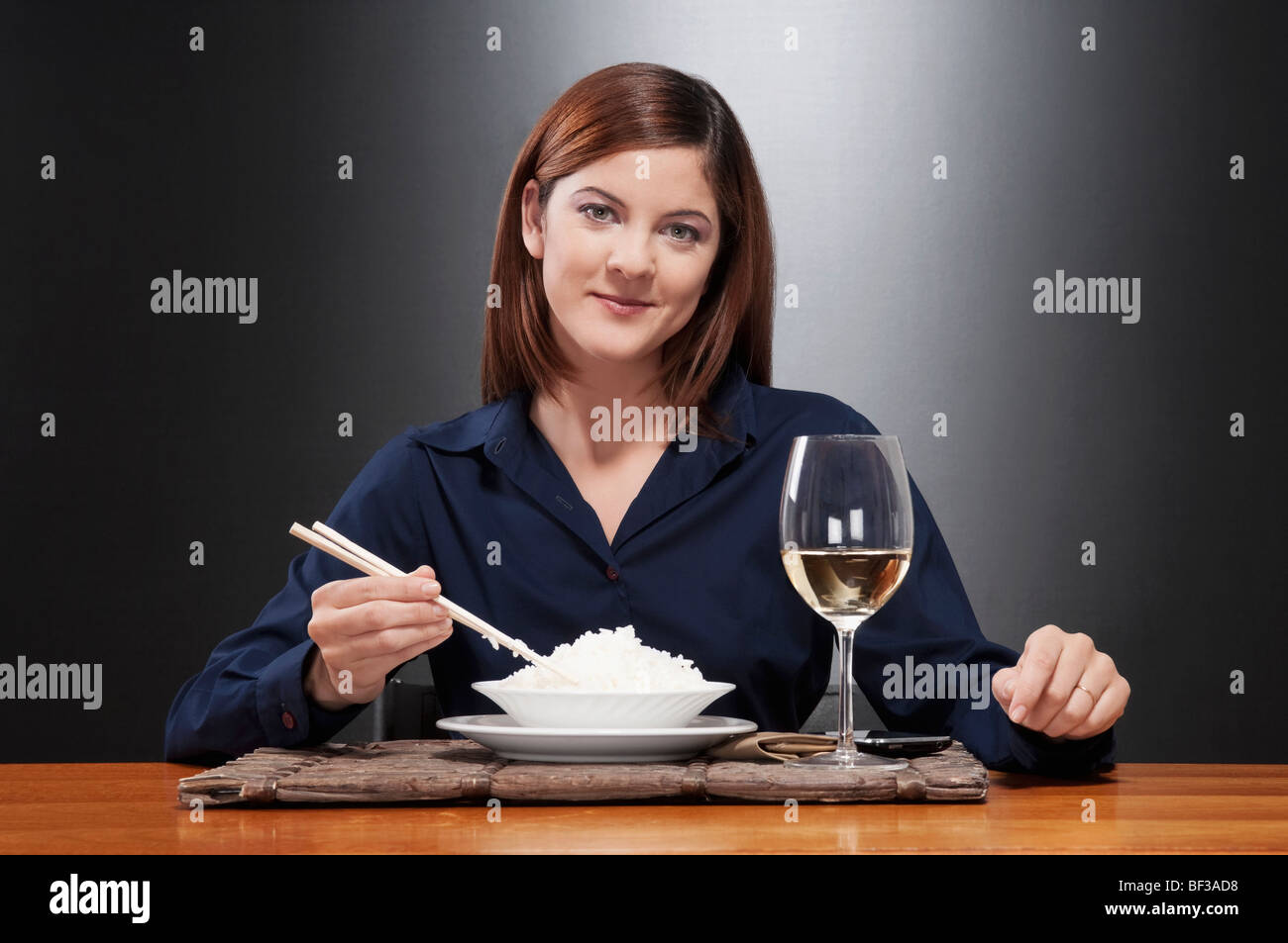 Portrait d'une femme ayant le riz et le vin Banque D'Images