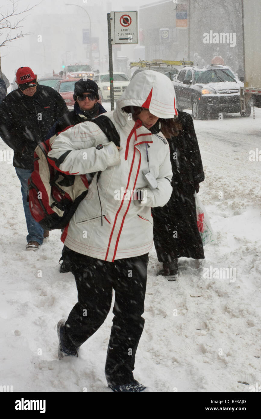Les gens qui marchent dans les rues dans une tempête de neige sur le plateau à Montréal. Banque D'Images