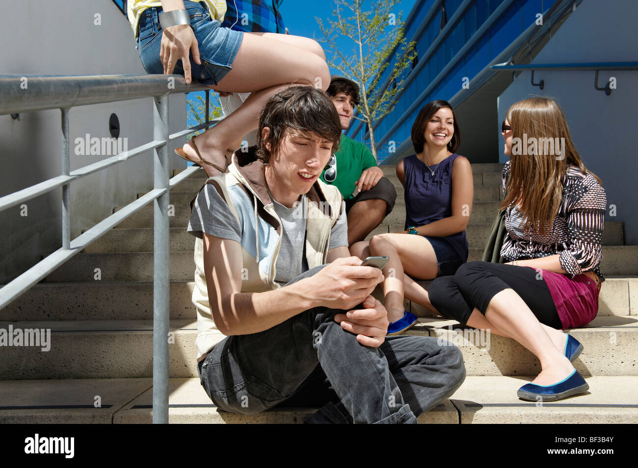 Portrait de jeune homme avec l'iPhone Banque D'Images