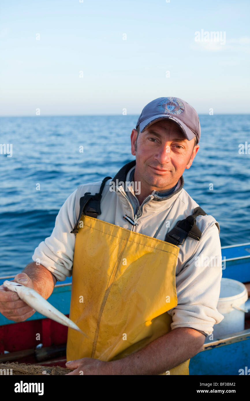 Pêcheur sur son bateau, laughing Banque D'Images