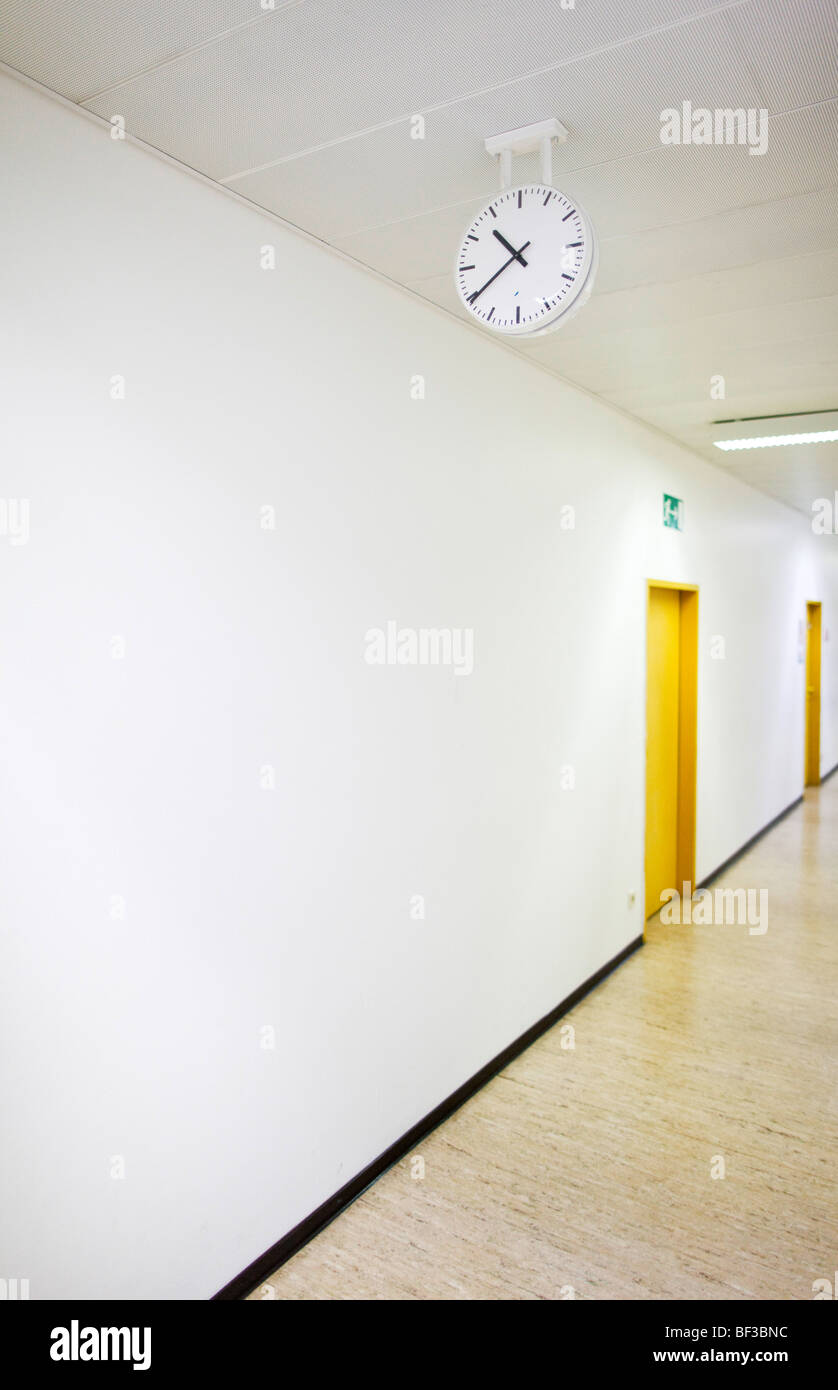 Corridor vide dans une école Banque D'Images