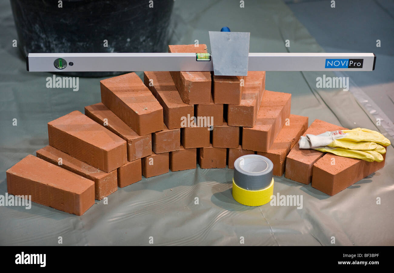 Niveau de l'eau et d'une truelle en brique sur des briques de bâtiment Banque D'Images