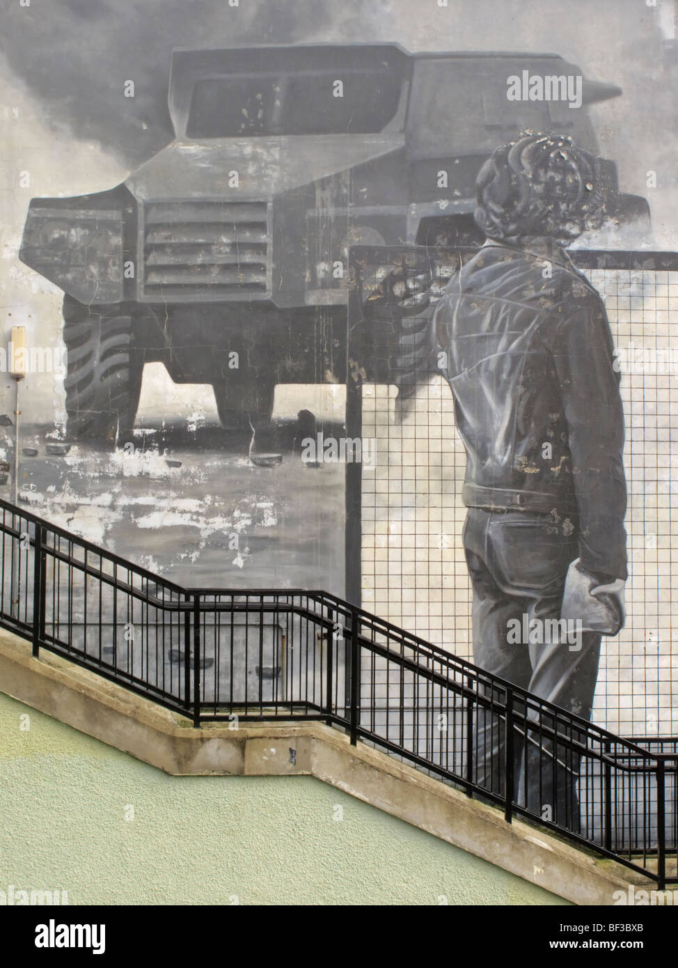 Peint peinture murale représentant une scène du 'problème' dans le quartier de Bogside Londonderry (Irlande du Nord) Banque D'Images