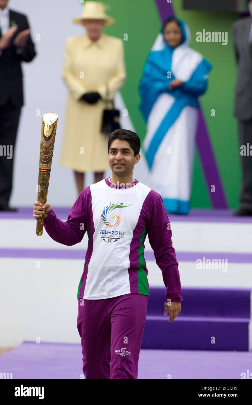 Médaillée d'or olympique de l'Inde Abhinav Bindra start the Queen's baton Relay pour les Jeux du Commonwealth de New Delhi en Inde Banque D'Images