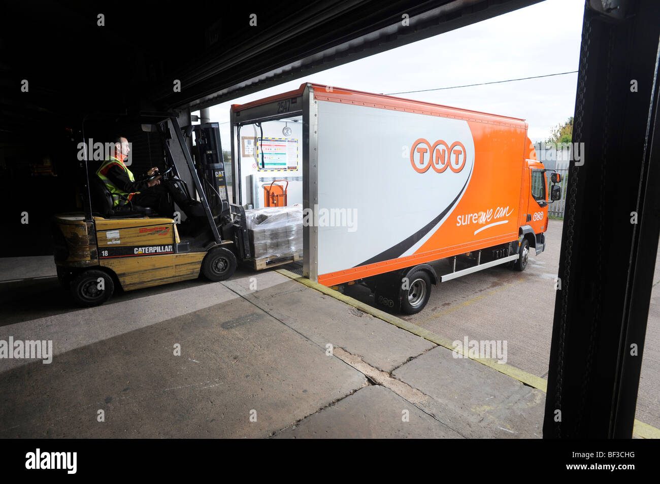 Camions TNT dans un dépôt Banque D'Images