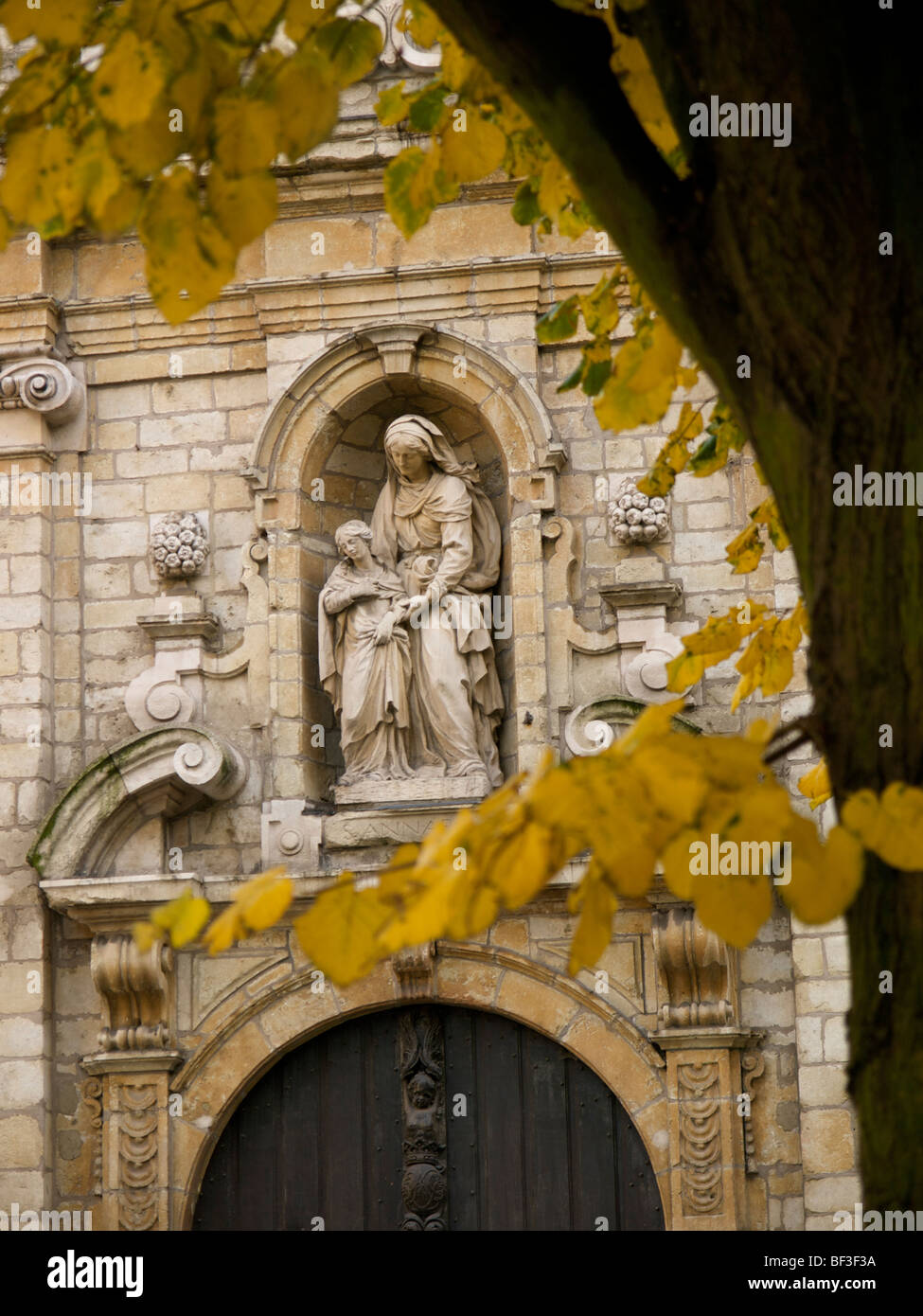 Statue de sainte Anne sur la façade d'une petite chapelle dans le centre-ville de Bruxelles, Belgique Banque D'Images