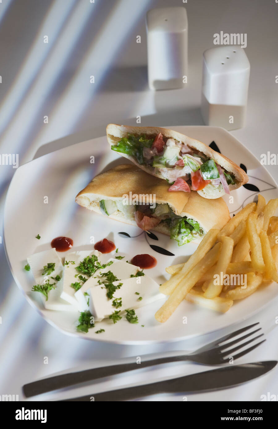 Pita farci sandwichs servis avec frites Banque D'Images