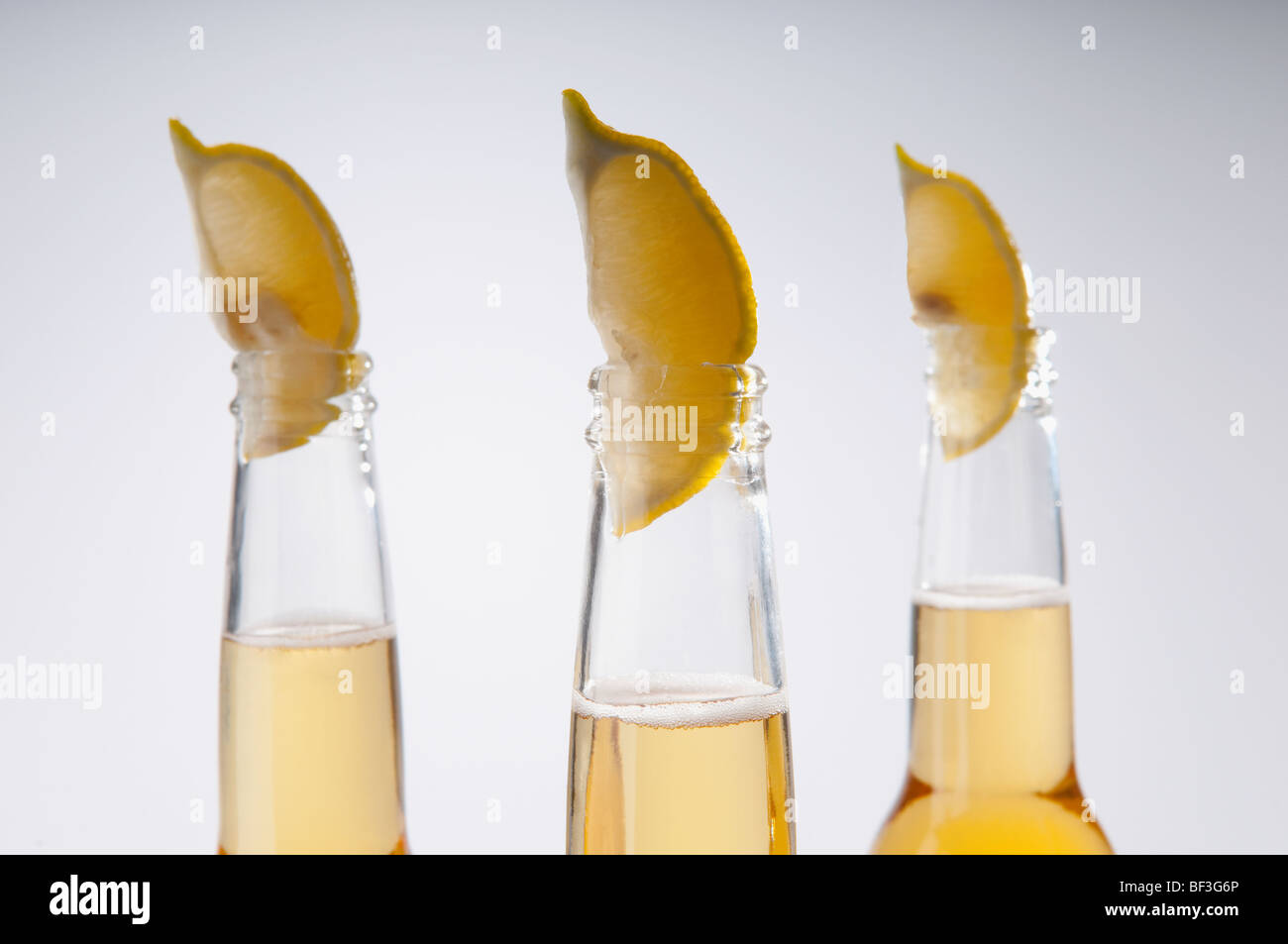 Close-up de quartiers de citron dans les bouteilles de bière Banque D'Images