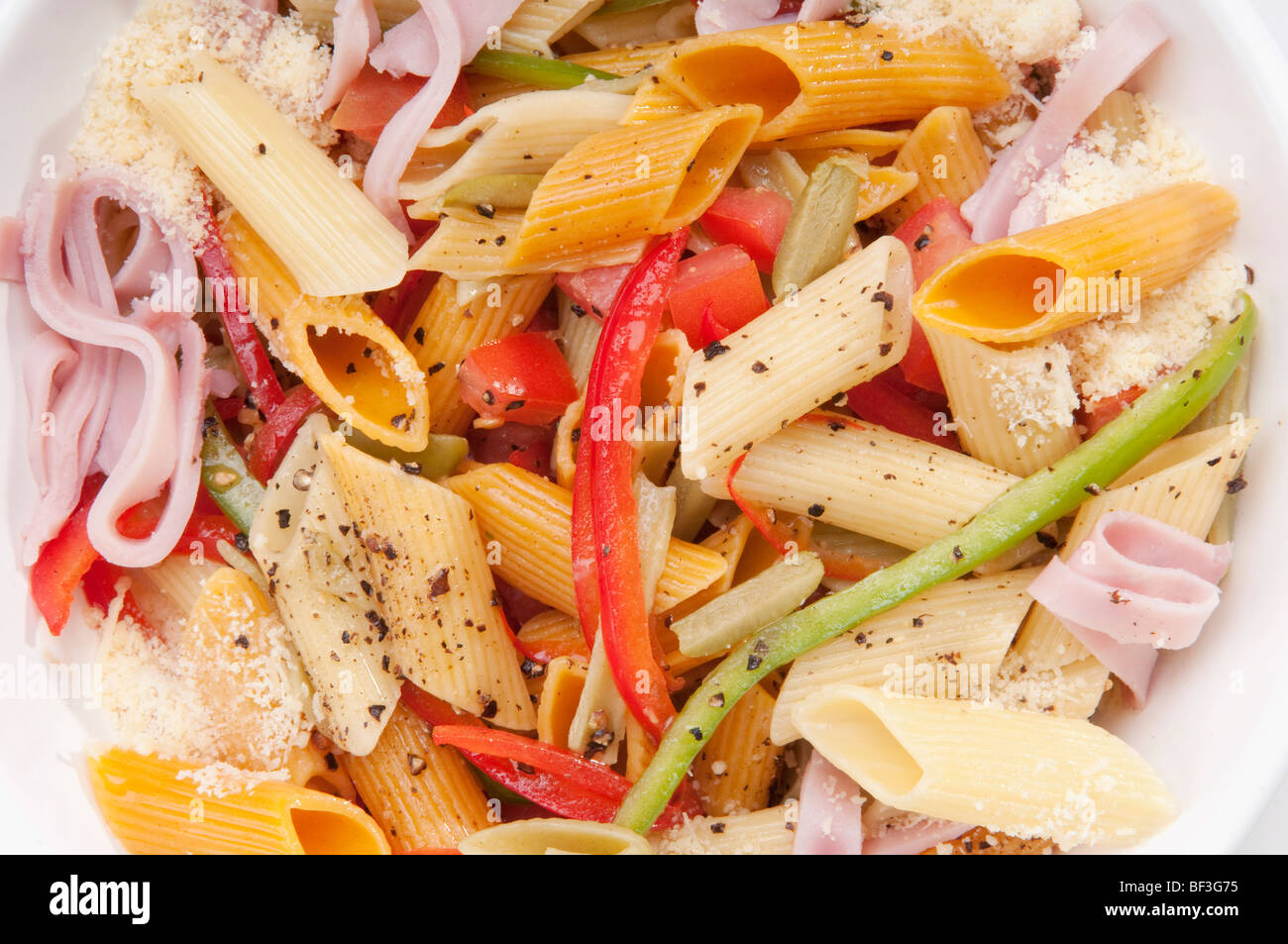 Portrait d'un bol de pâtes penne et salade de jambon Banque D'Images